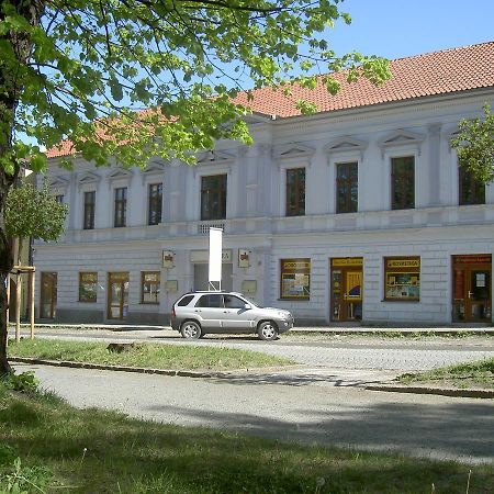 Hotel U Cerneho Orla Kostelec nad Černými Lesy Екстериор снимка