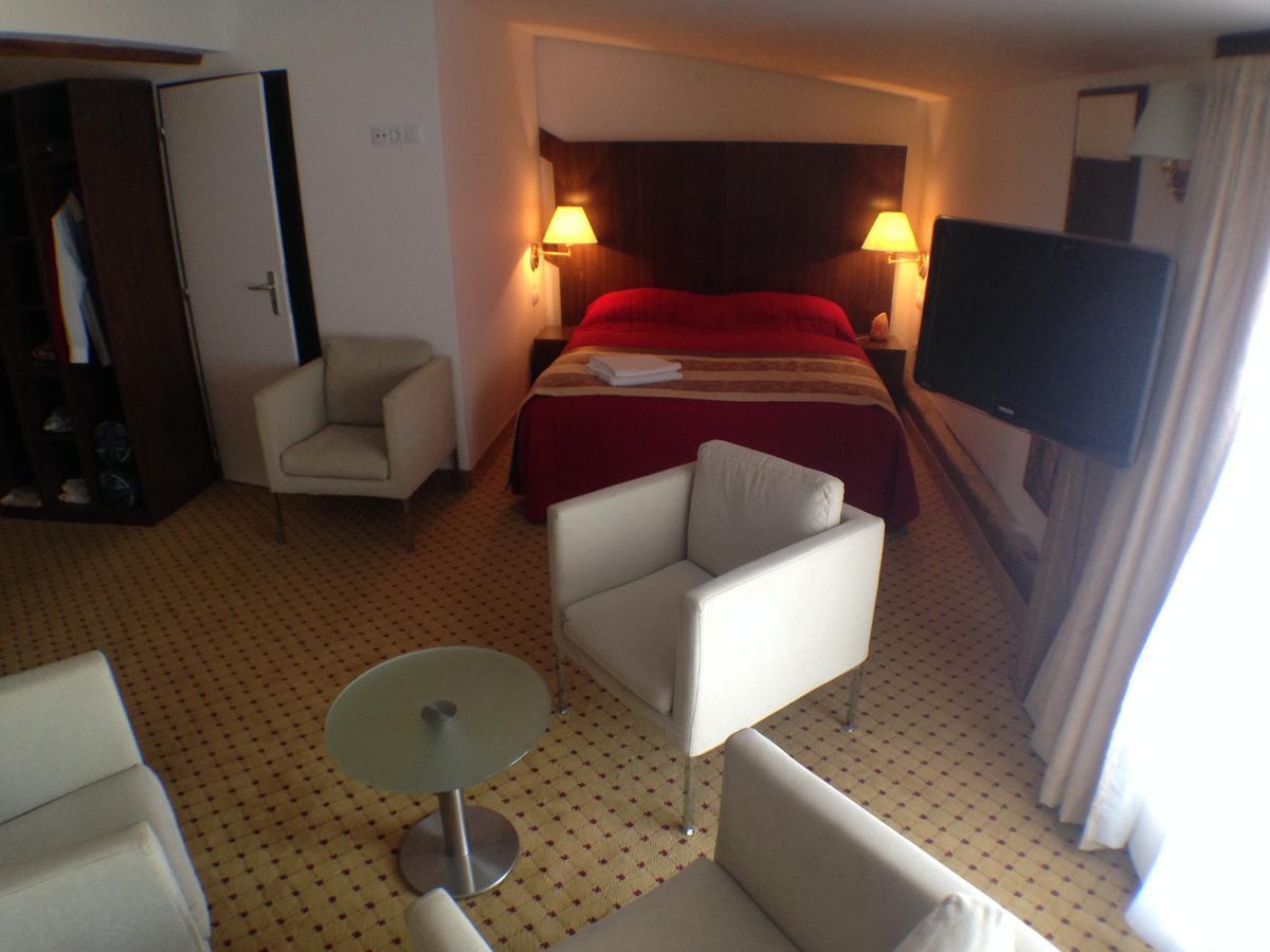 Hotel U Cerneho Orla Kostelec nad Černými Lesy Екстериор снимка