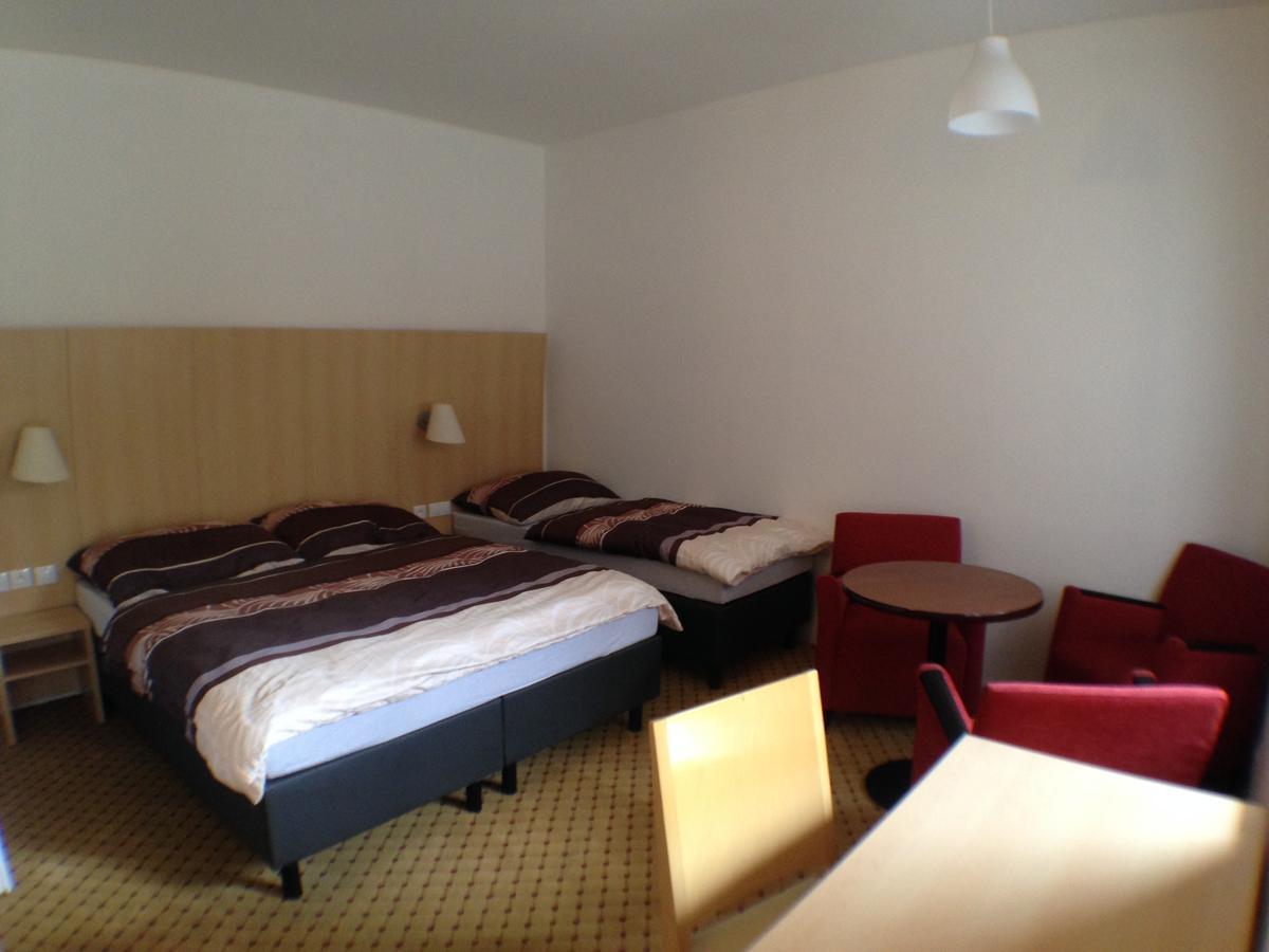 Hotel U Cerneho Orla Kostelec nad Černými Lesy Екстериор снимка