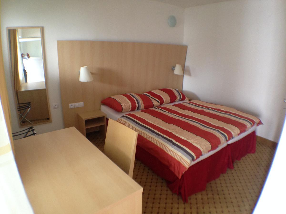 Hotel U Cerneho Orla Kostelec nad Černými Lesy Екстериор снимка