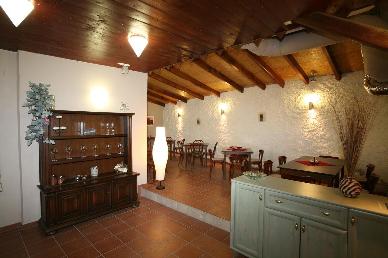 Hotel U Cerneho Orla Kostelec nad Černými Lesy Екстериор снимка