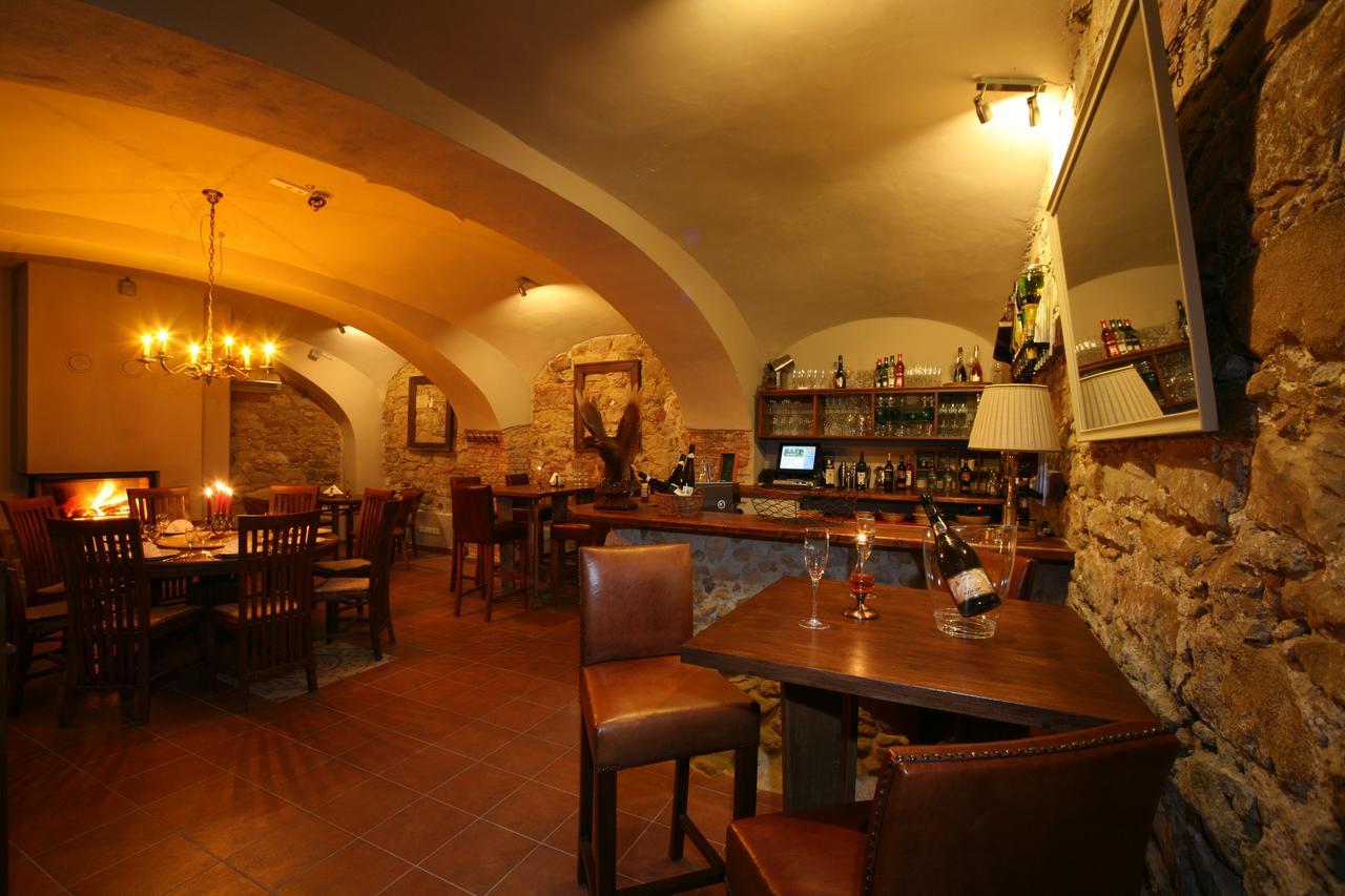 Hotel U Cerneho Orla Kostelec nad Černými Lesy Екстериор снимка