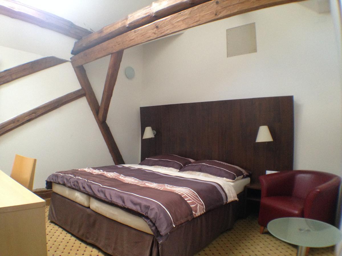 Hotel U Cerneho Orla Kostelec nad Černými Lesy Екстериор снимка
