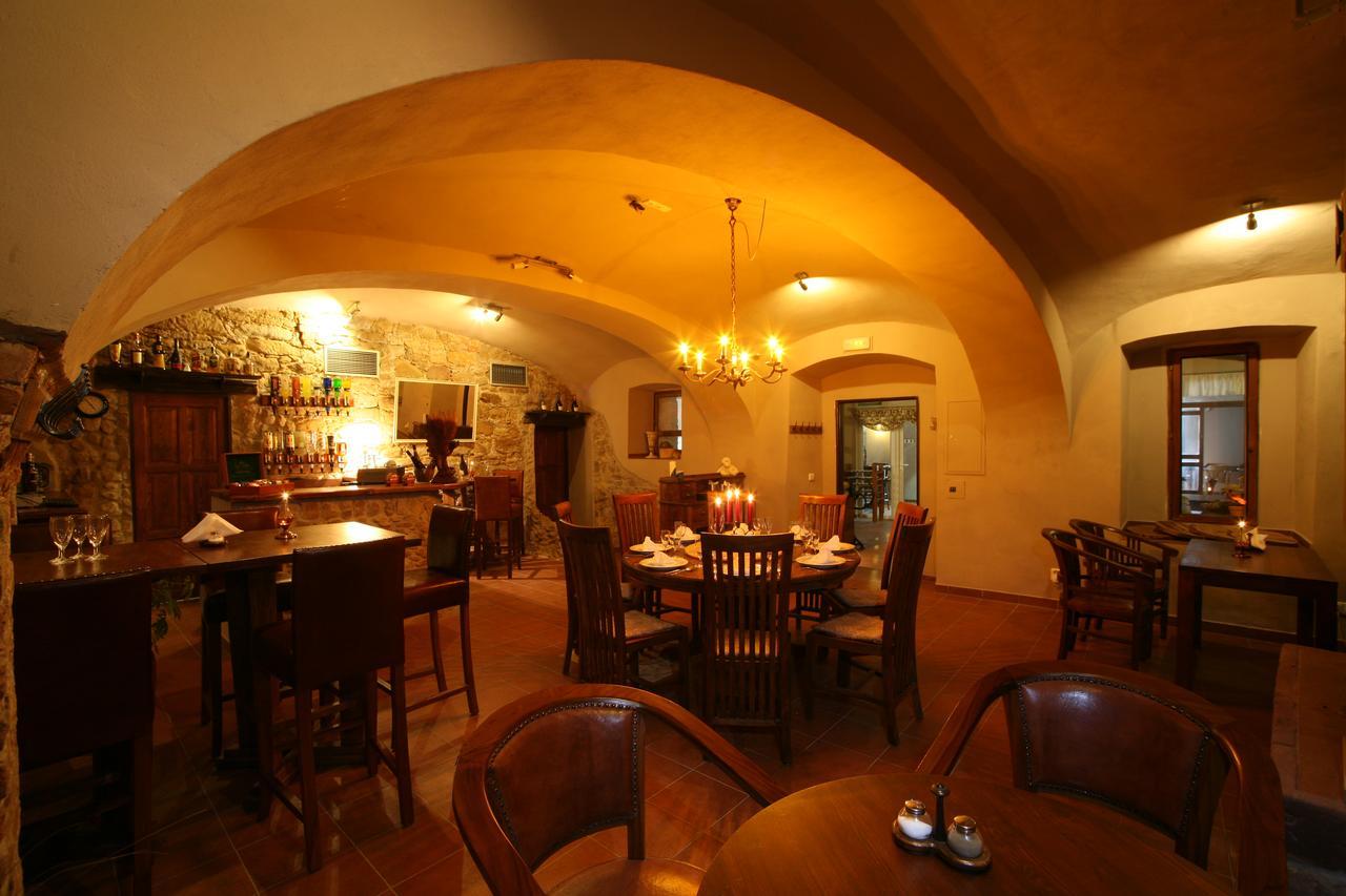 Hotel U Cerneho Orla Kostelec nad Černými Lesy Екстериор снимка