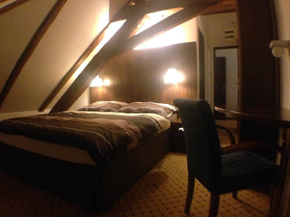 Hotel U Cerneho Orla Kostelec nad Černými Lesy Екстериор снимка