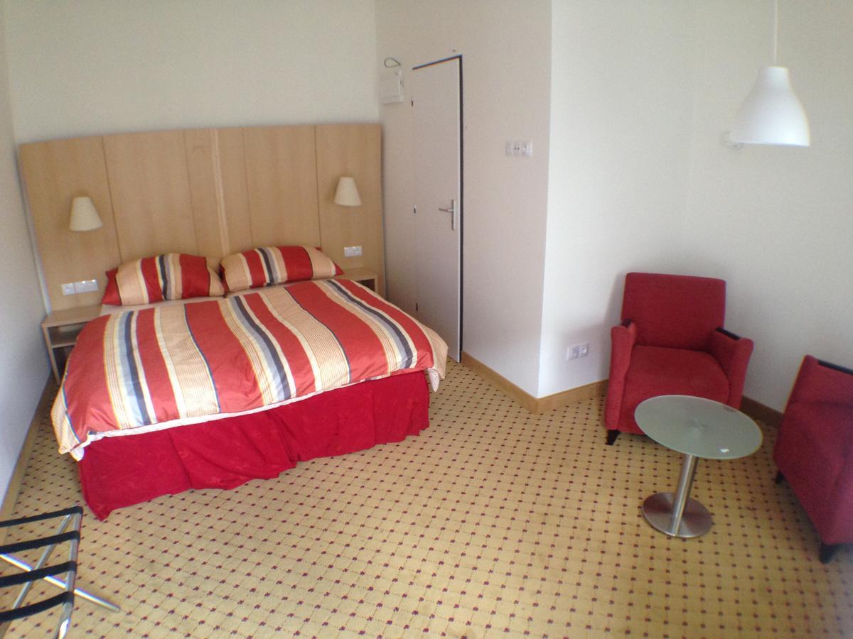 Hotel U Cerneho Orla Kostelec nad Černými Lesy Екстериор снимка