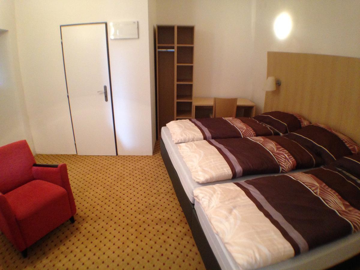 Hotel U Cerneho Orla Kostelec nad Černými Lesy Екстериор снимка