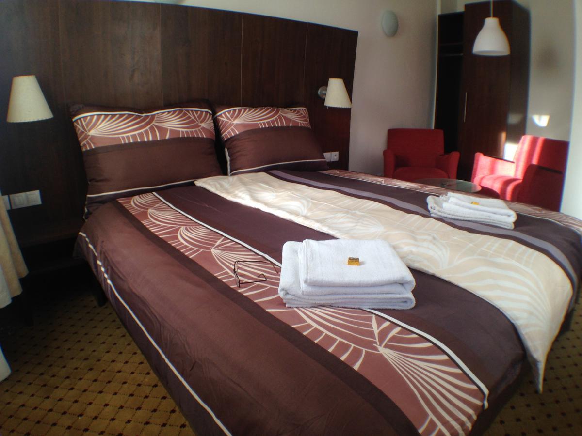 Hotel U Cerneho Orla Kostelec nad Černými Lesy Екстериор снимка