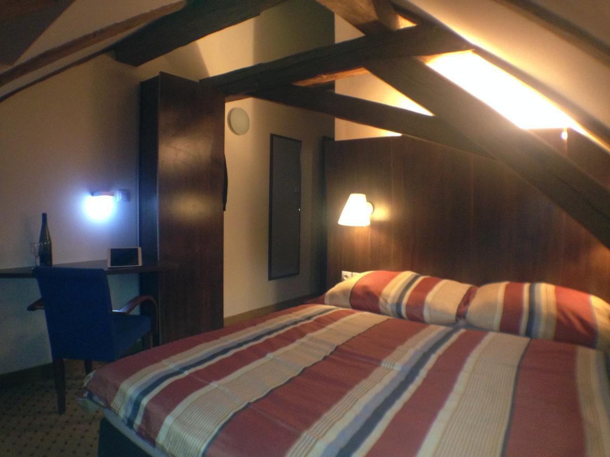 Hotel U Cerneho Orla Kostelec nad Černými Lesy Екстериор снимка