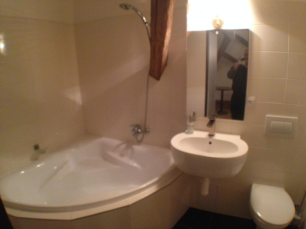 Hotel U Cerneho Orla Kostelec nad Černými Lesy Екстериор снимка