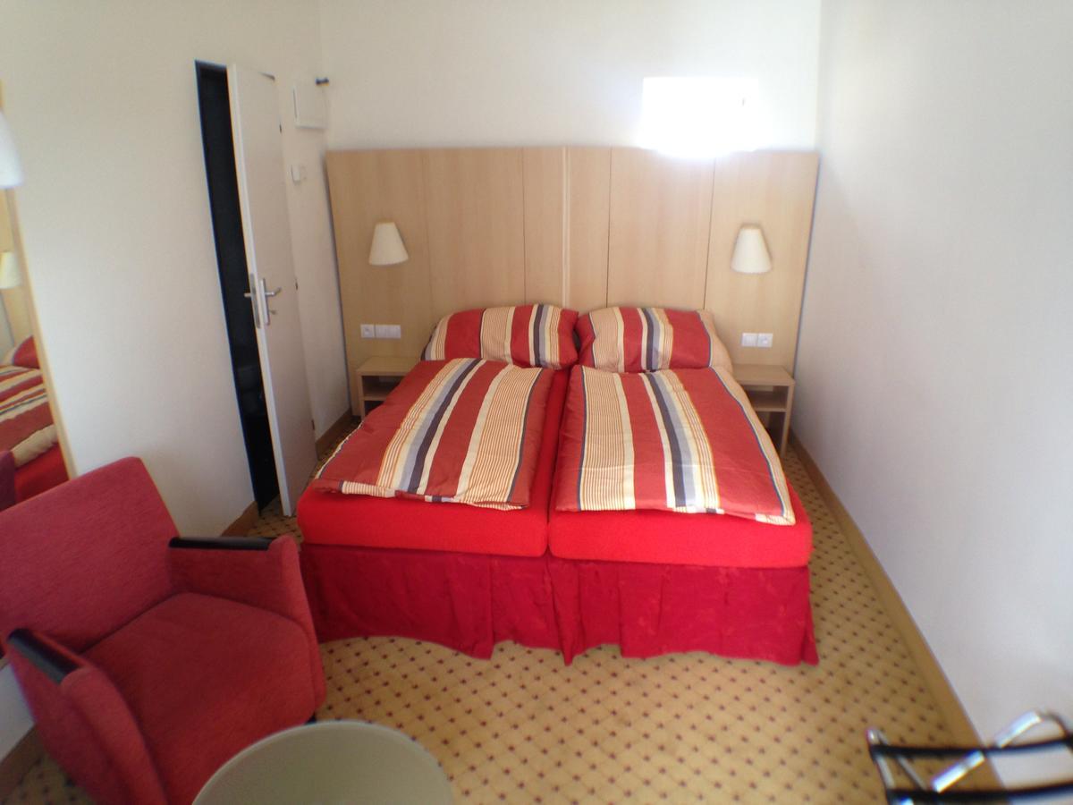 Hotel U Cerneho Orla Kostelec nad Černými Lesy Екстериор снимка