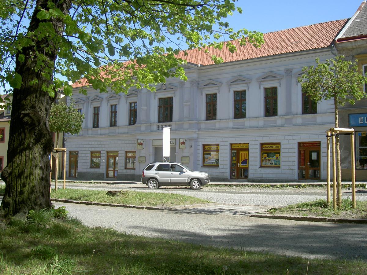 Hotel U Cerneho Orla Kostelec nad Černými Lesy Екстериор снимка