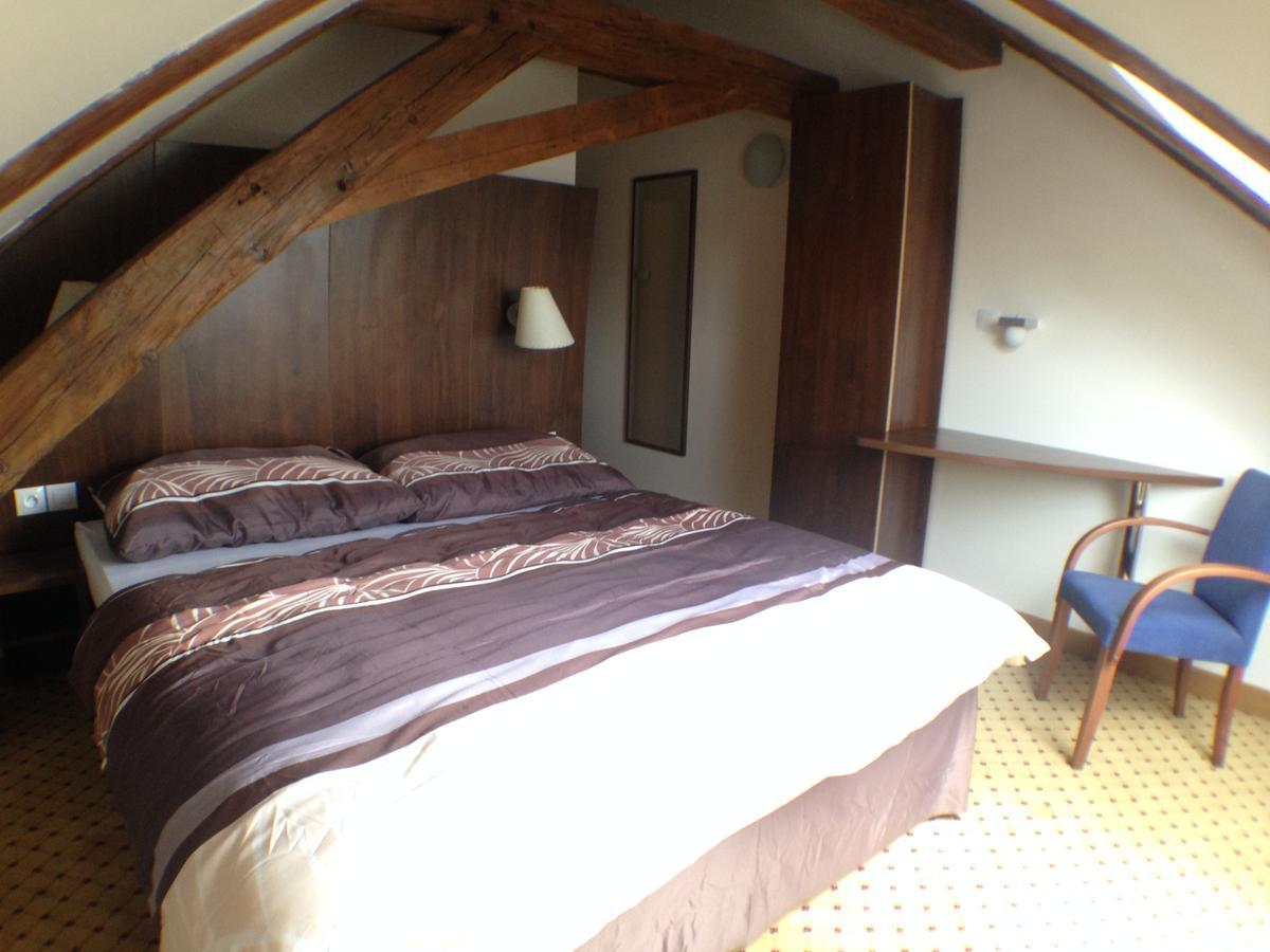 Hotel U Cerneho Orla Kostelec nad Černými Lesy Екстериор снимка