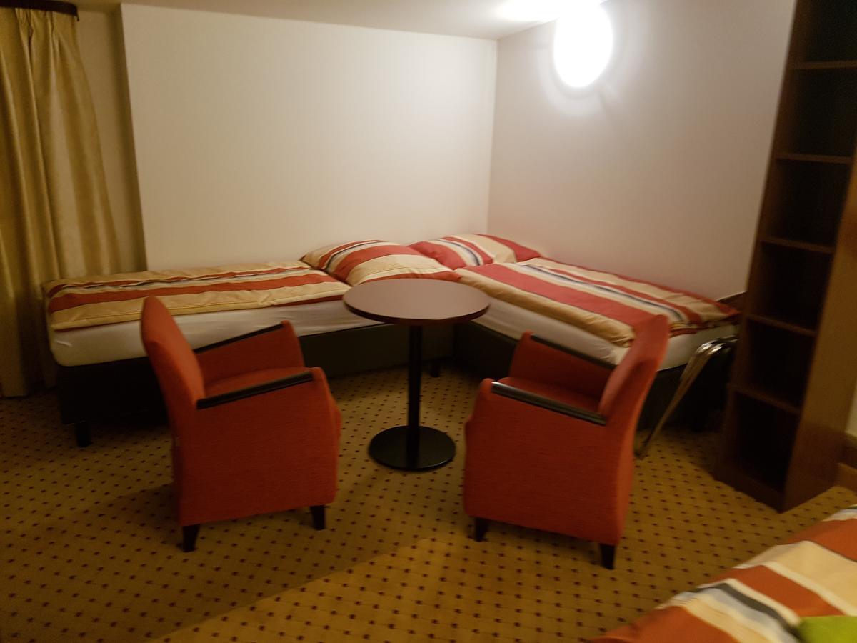 Hotel U Cerneho Orla Kostelec nad Černými Lesy Екстериор снимка