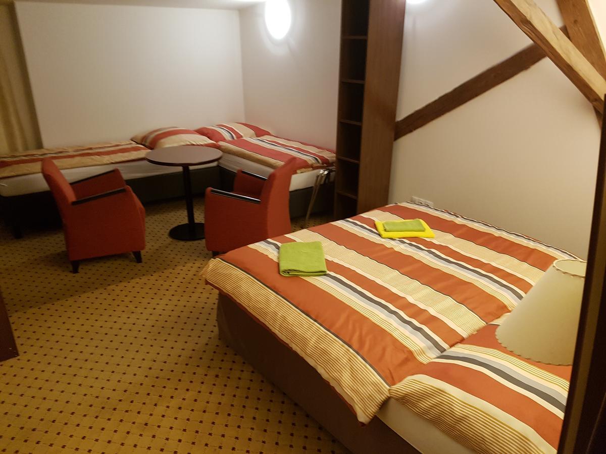Hotel U Cerneho Orla Kostelec nad Černými Lesy Екстериор снимка