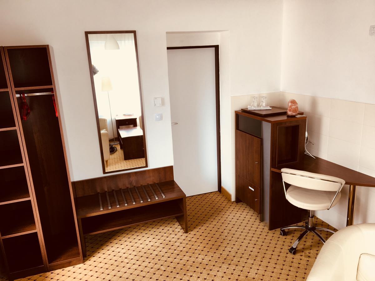 Hotel U Cerneho Orla Kostelec nad Černými Lesy Екстериор снимка