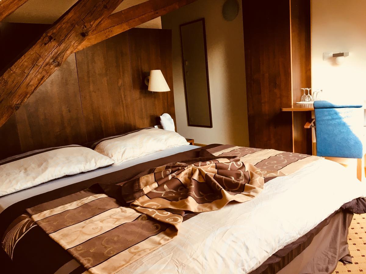 Hotel U Cerneho Orla Kostelec nad Černými Lesy Екстериор снимка