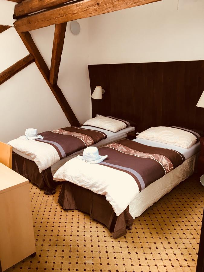 Hotel U Cerneho Orla Kostelec nad Černými Lesy Екстериор снимка