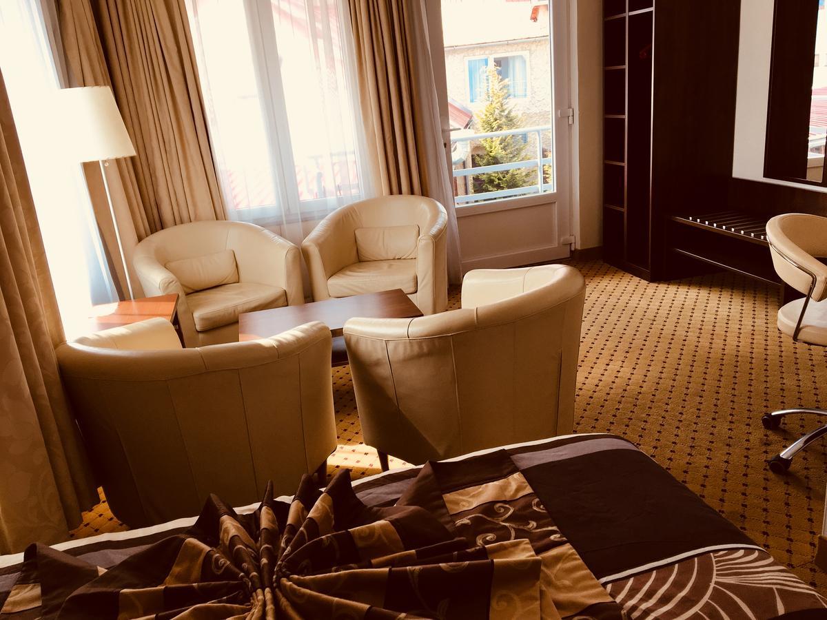 Hotel U Cerneho Orla Kostelec nad Černými Lesy Екстериор снимка