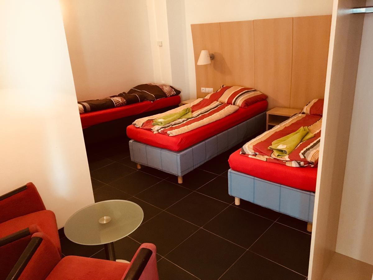 Hotel U Cerneho Orla Kostelec nad Černými Lesy Екстериор снимка