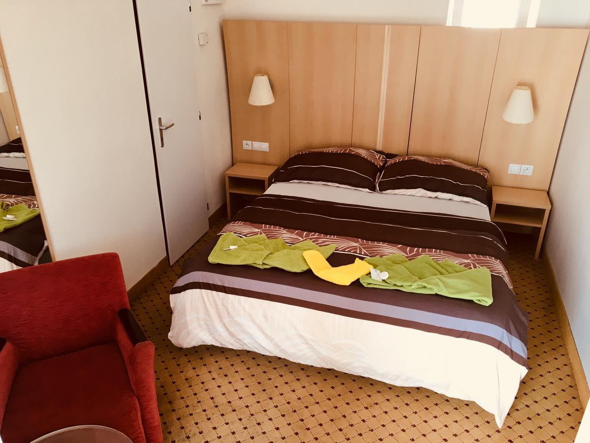 Hotel U Cerneho Orla Kostelec nad Černými Lesy Екстериор снимка