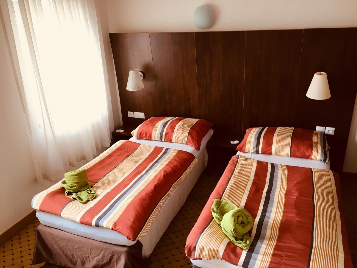 Hotel U Cerneho Orla Kostelec nad Černými Lesy Екстериор снимка